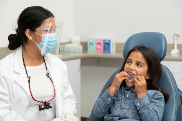 product, zyris
Photo Shoot of presenting the mouthpiece to a patient